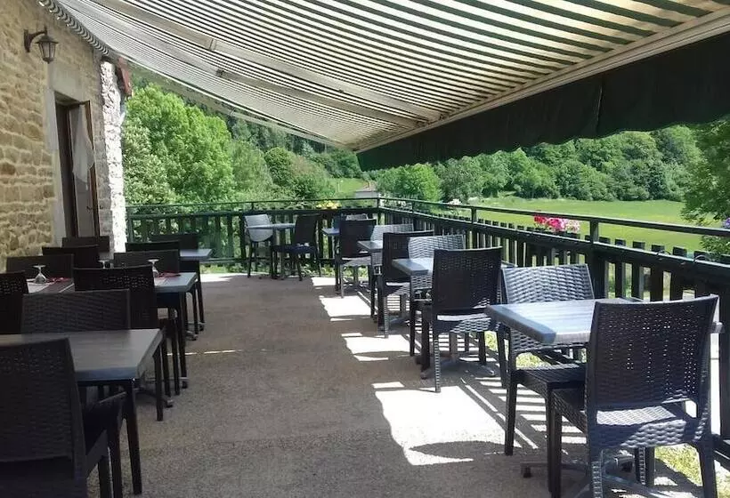 ホテル L Auberge Du Comtois