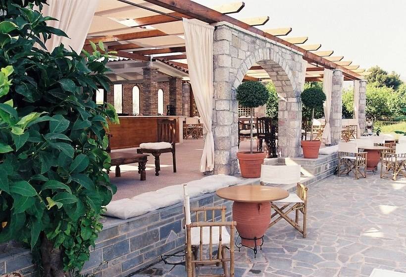 פנסיון Nicolas Village Club