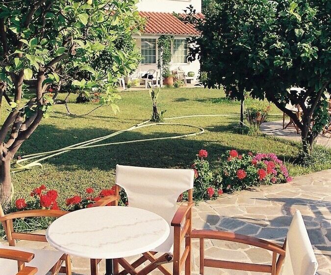 פנסיון Nicolas Village Club