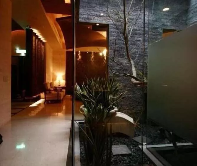 The Yorker De Luxe Motel
