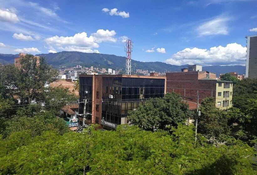 Apartahotel Montes La 70