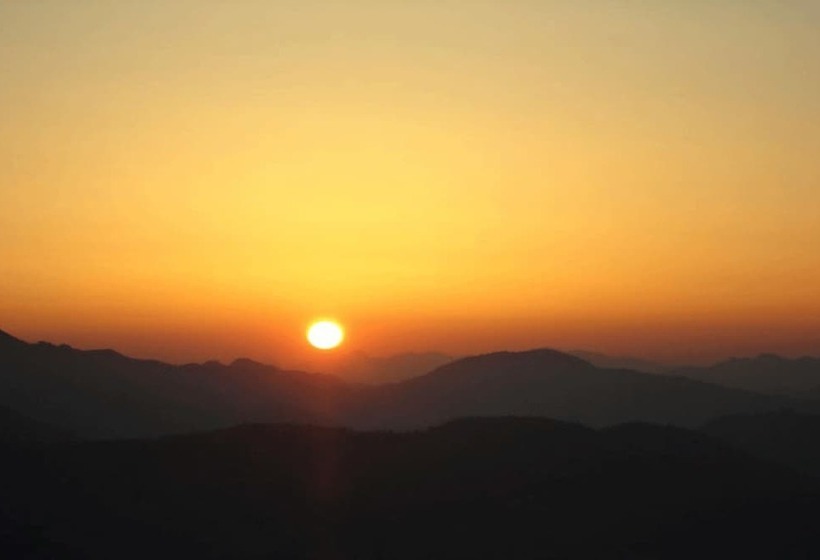 تختخواب و صبحانه Laxmi Homestay