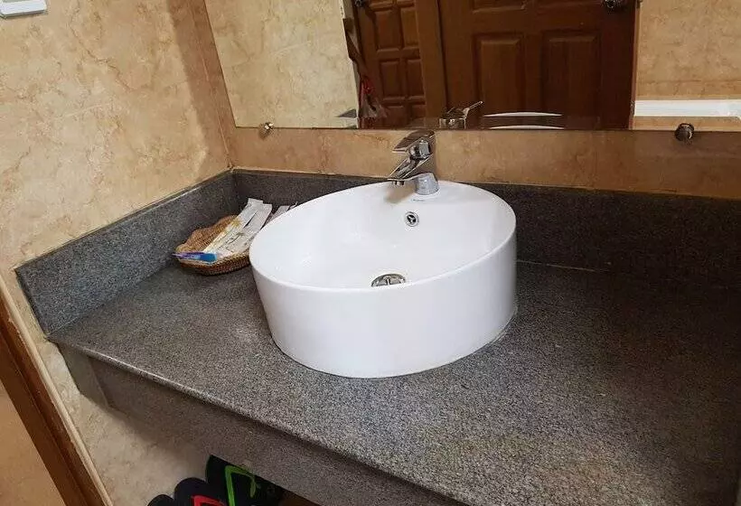 هتل Aye Chan Thar