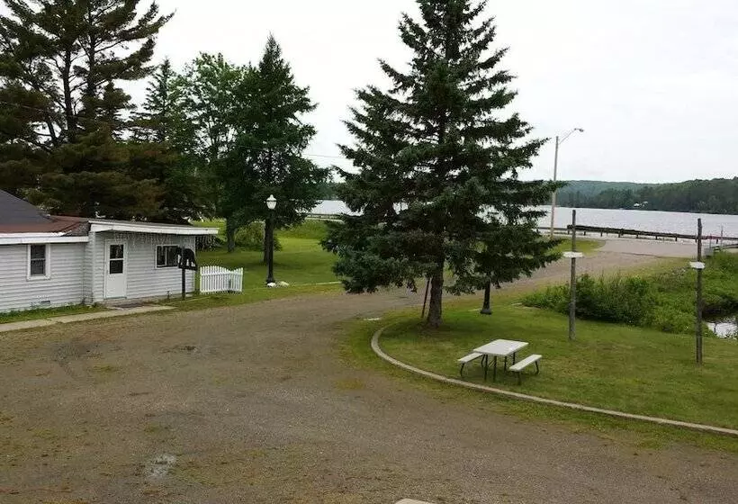 Hotelli Bear Paw Inn