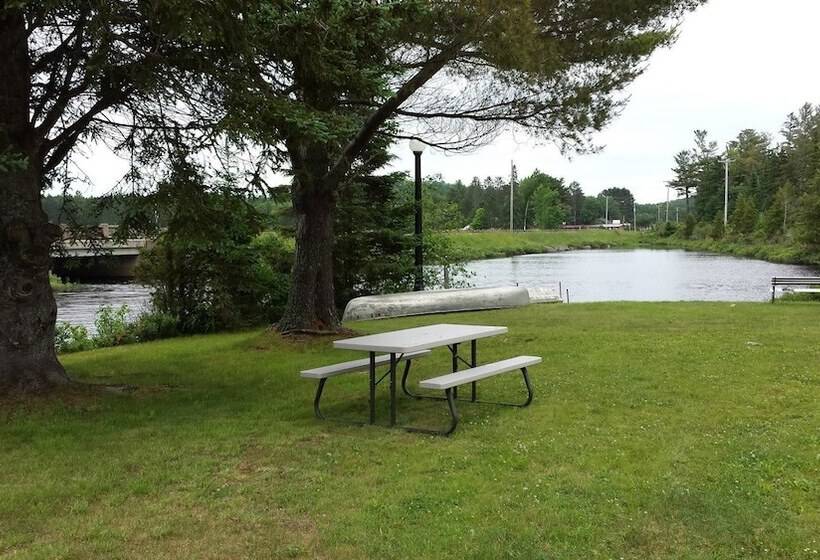 فندق Bear Paw Inn