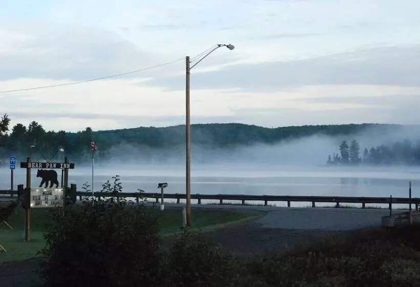 Hotelli Bear Paw Inn