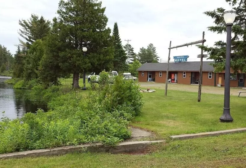 Hotelli Bear Paw Inn