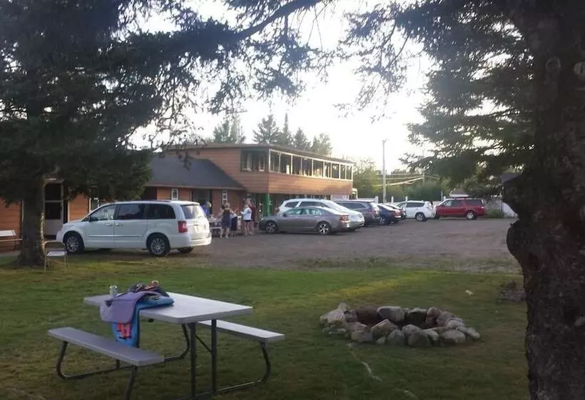 Hotelli Bear Paw Inn