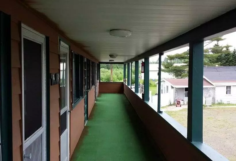 Hotelli Bear Paw Inn