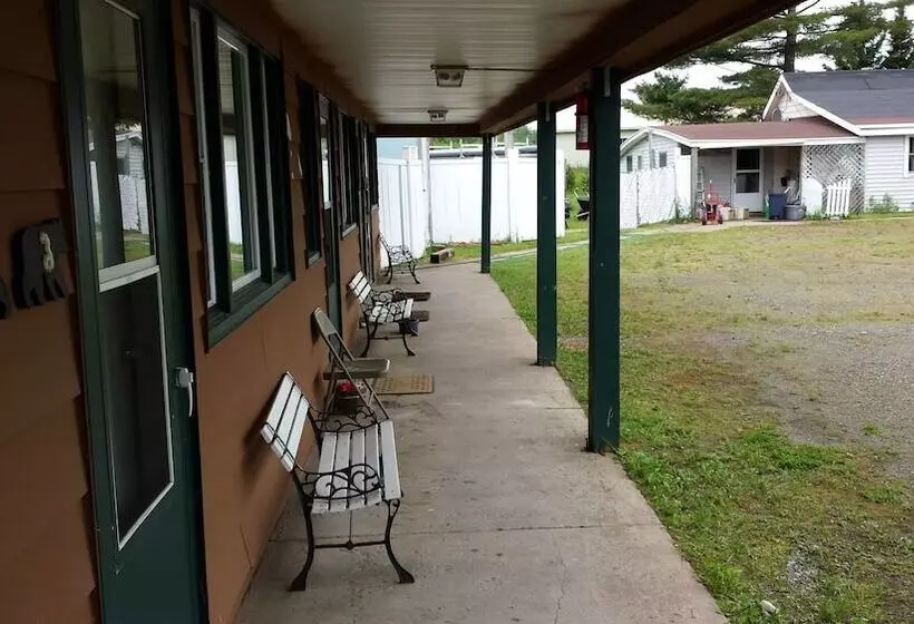 Hotelli Bear Paw Inn