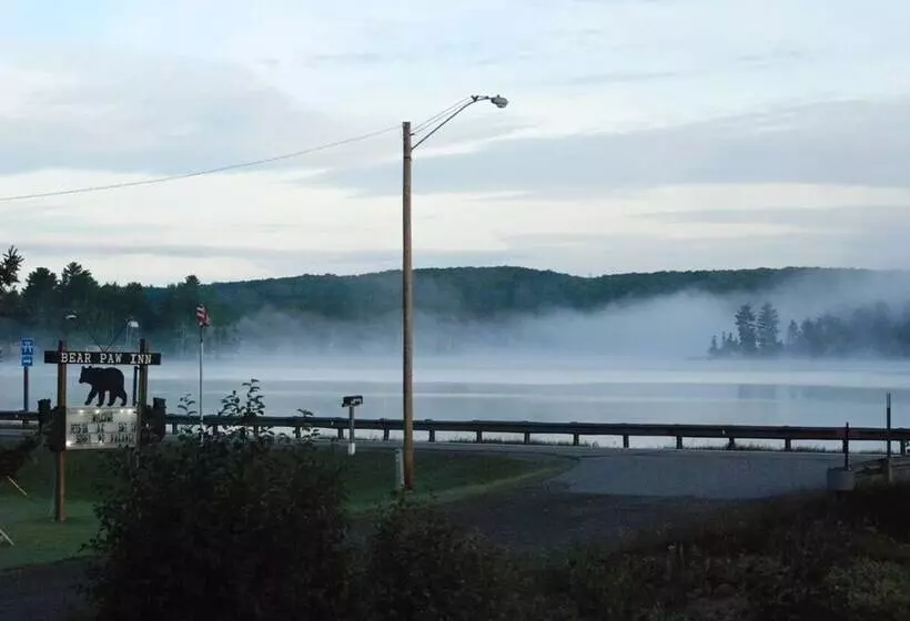 Hotelli Bear Paw Inn