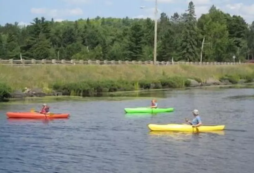 Hotelli Bear Paw Inn