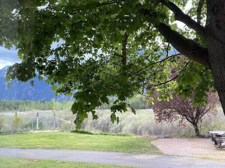 호텔 Similkameen Wild Resort & Winery