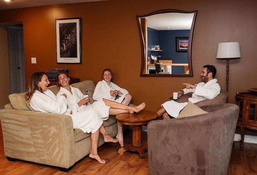 호텔 Similkameen Wild Resort & Winery