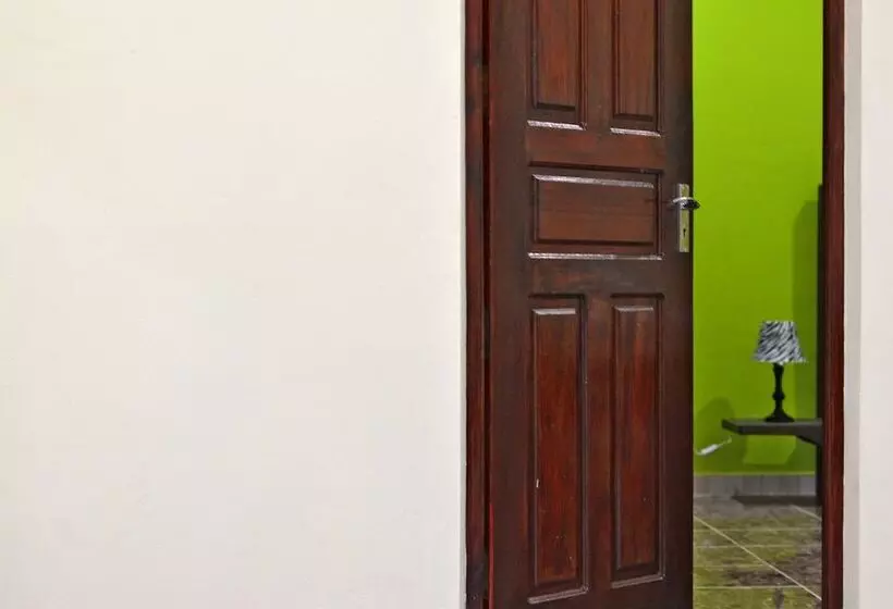 پانسیون Maclura Residence