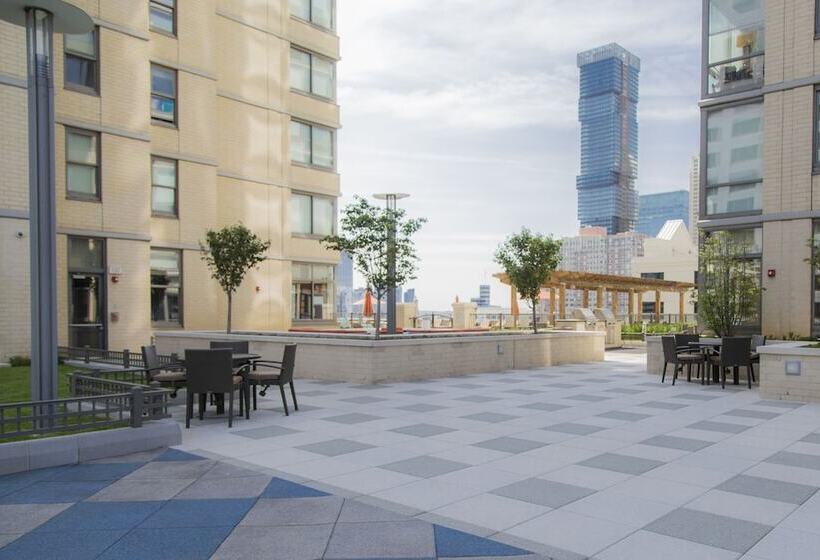 Отель Pelicanstay At Newport