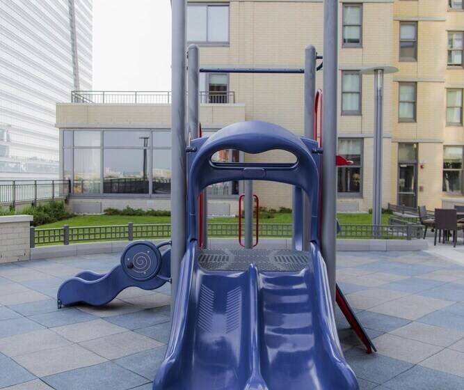 Отель Pelicanstay At Newport