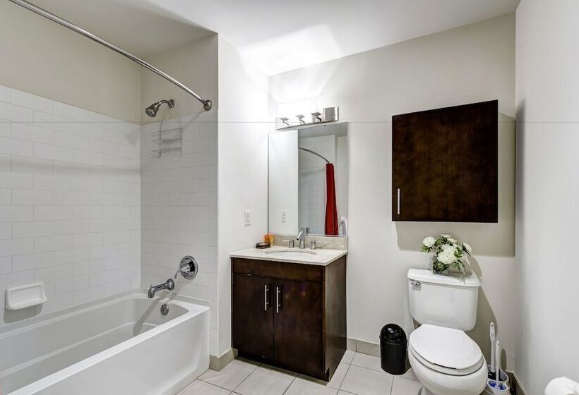 Отель Pelicanstay At Newport