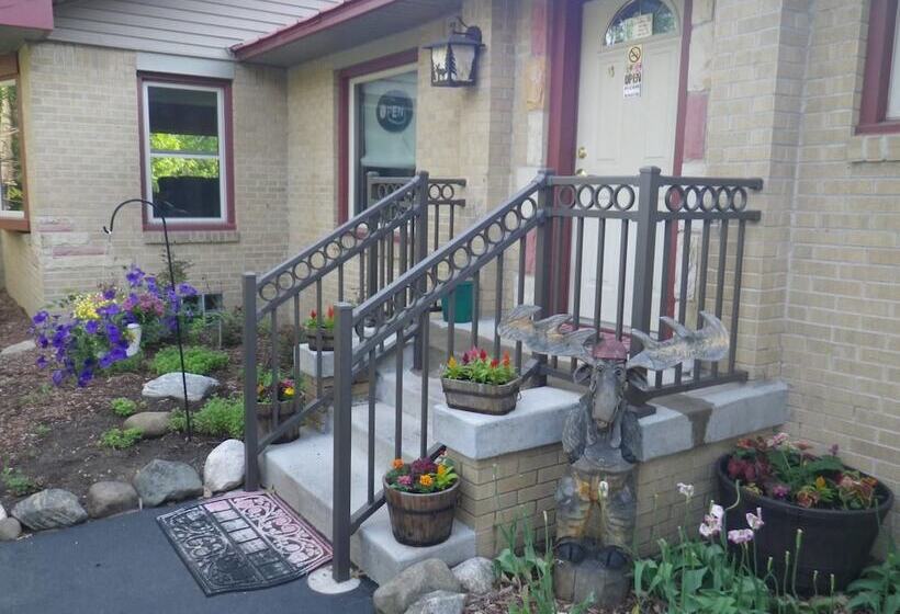 فندق Red Moose Lodge