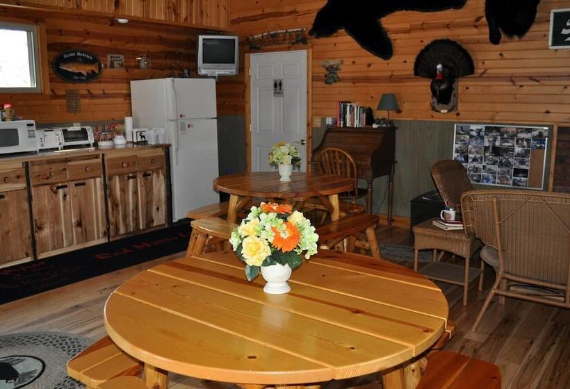 فندق Red Moose Lodge