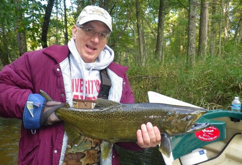 فندق Red Moose Lodge