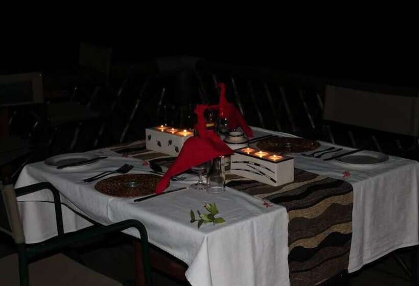 هتل Xakanaka Mobile Camp