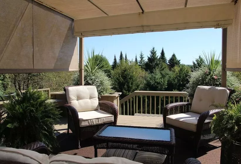 Jewel On The Hill Bed & Breakfast