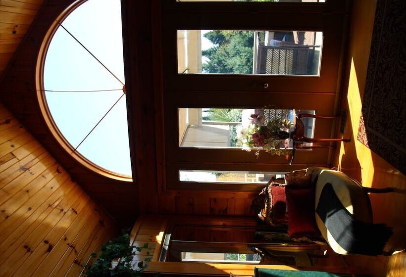 Jewel On The Hill Bed & Breakfast