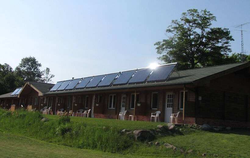 فندق على الطريق Quiet Bay Inn & Café