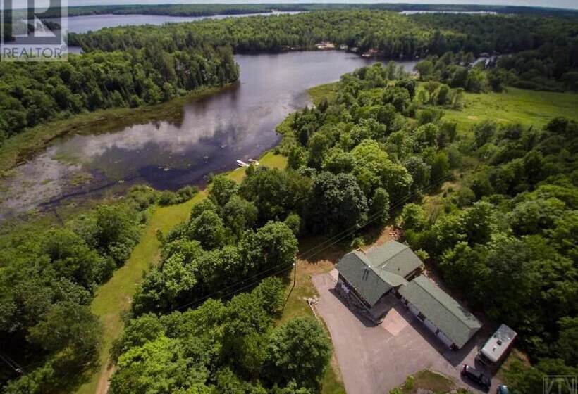 فندق على الطريق Quiet Bay Inn & Café