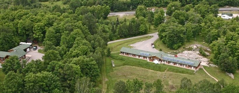 فندق على الطريق Quiet Bay Inn & Café