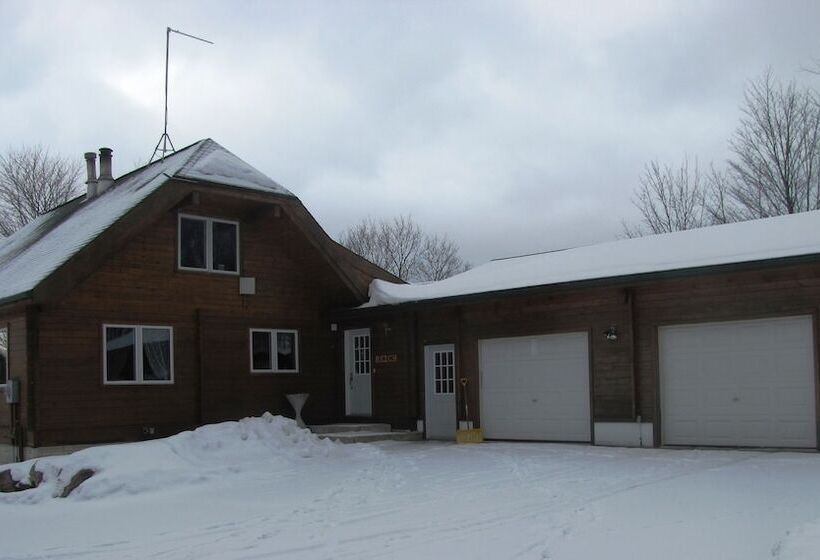 فندق على الطريق Quiet Bay Inn & Café