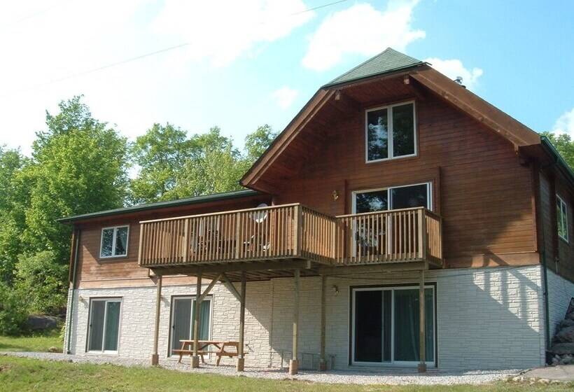 فندق على الطريق Quiet Bay Inn & Café