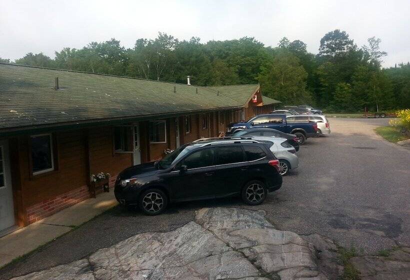 فندق على الطريق Quiet Bay Inn & Café