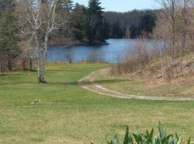 فندق على الطريق Quiet Bay Inn & Café