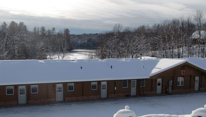 فندق على الطريق Quiet Bay Inn & Café