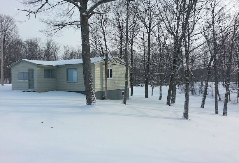 فندق على الطريق Quiet Bay Inn & Café