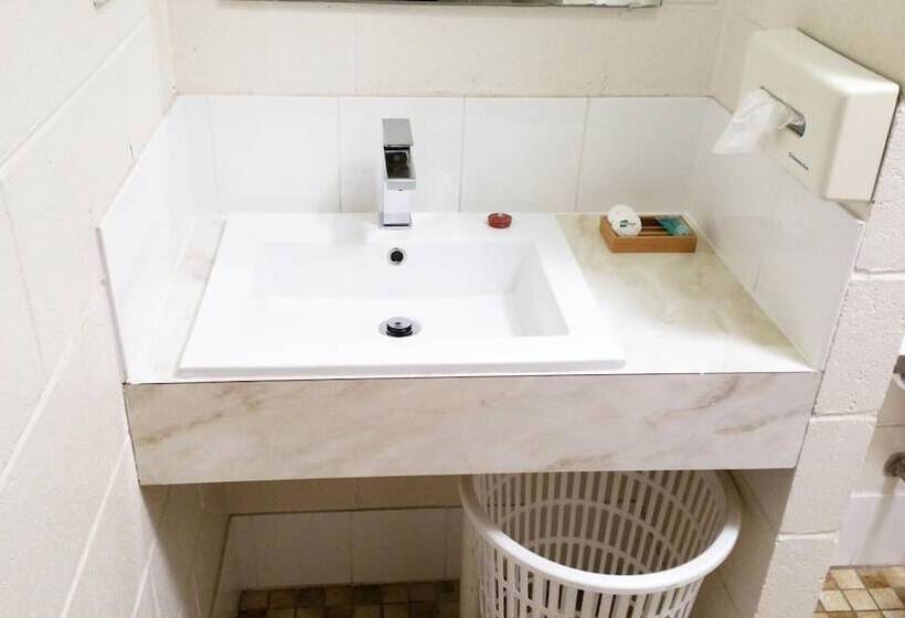 A & A Lodge Motel Emerald