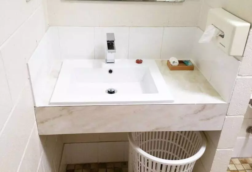 A & A Lodge Motel Emerald