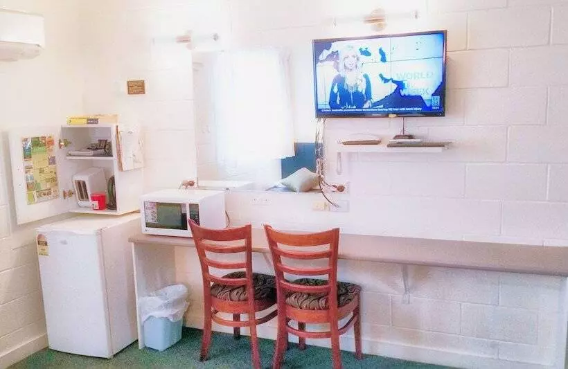 A & A Lodge Motel Emerald