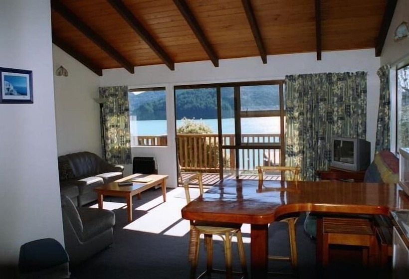 הוסטל Sunseeker Lodge