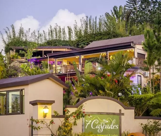 هتل 7 Cascades Restaurant Bar & Lodges