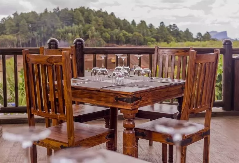 هتل 7 Cascades Restaurant Bar & Lodges