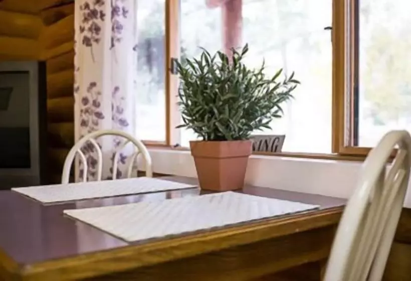 Motelli Overlook Inn & Cabins