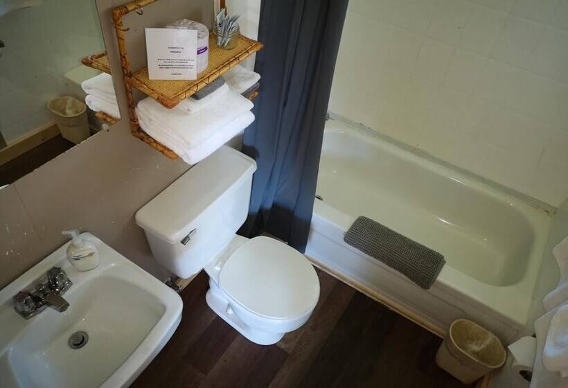 فندق على الطريق Overlook Inn & Cabins