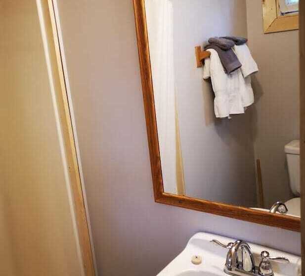 فندق على الطريق Overlook Inn & Cabins