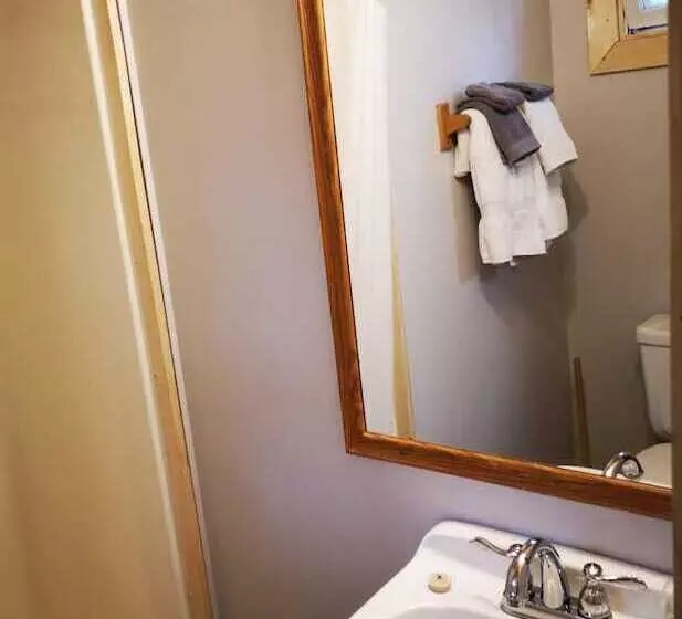 Motelli Overlook Inn & Cabins