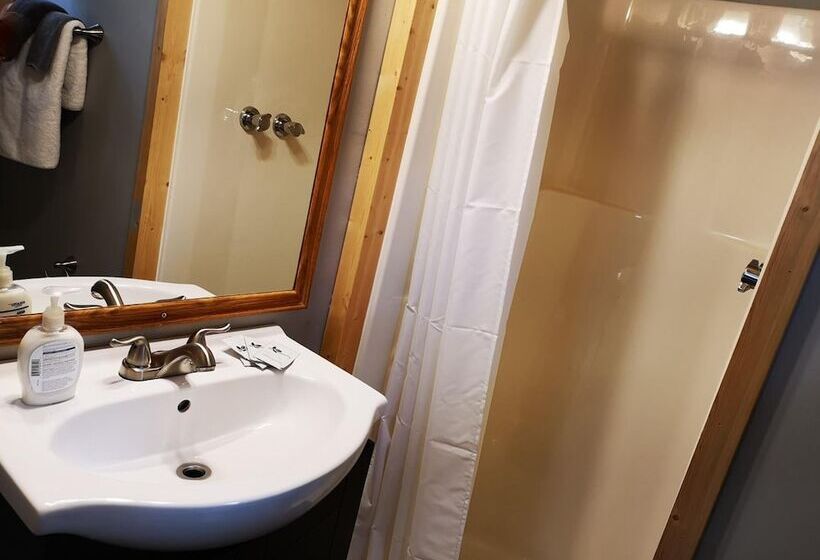 فندق على الطريق Overlook Inn & Cabins