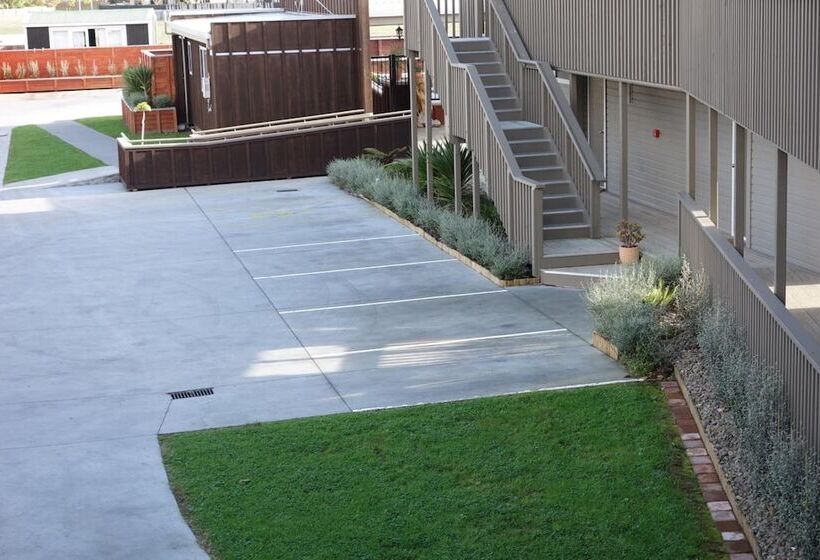 Parakai Springs Lodge