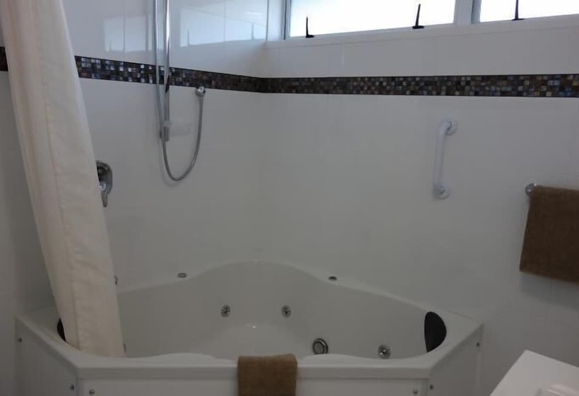 Parakai Springs Lodge